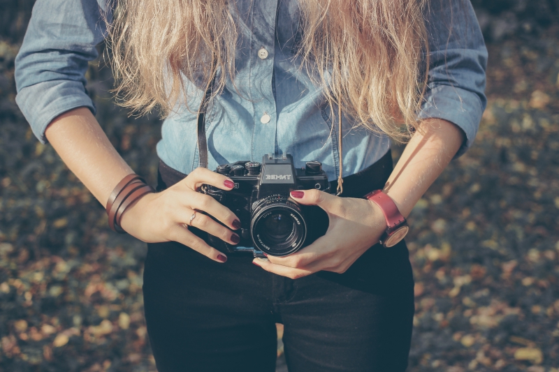 photographe-LA FARLEDE-min_hand-person-girl-woman-camera-photography-614-pxhere.com